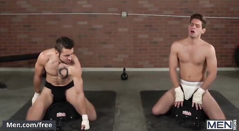Mencom - Fit men Dante Colle & Michael DelRay bareback fuck in the gym