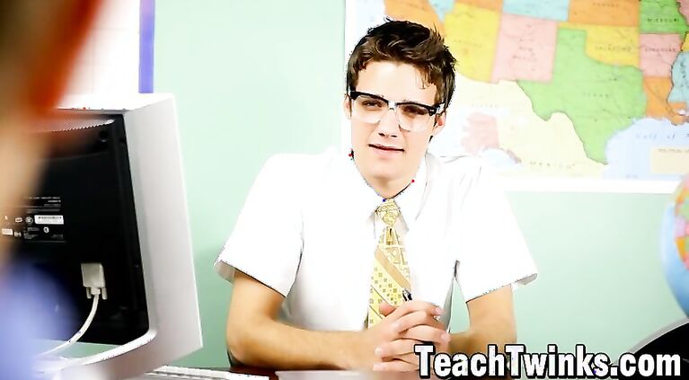 Student Levon Meeks anal rides Krys Perez dick in classroom