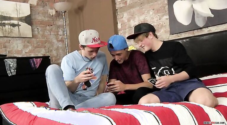 Twinks Leo Rain and Dylan Thorne anal breed with James Lain