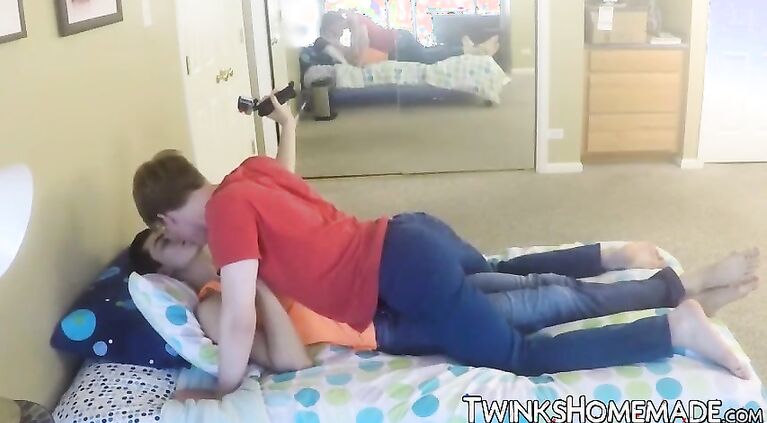 Homemade bareback session with two cute twinks jizzing