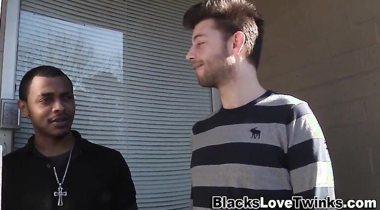 Hunk fucks big black dick