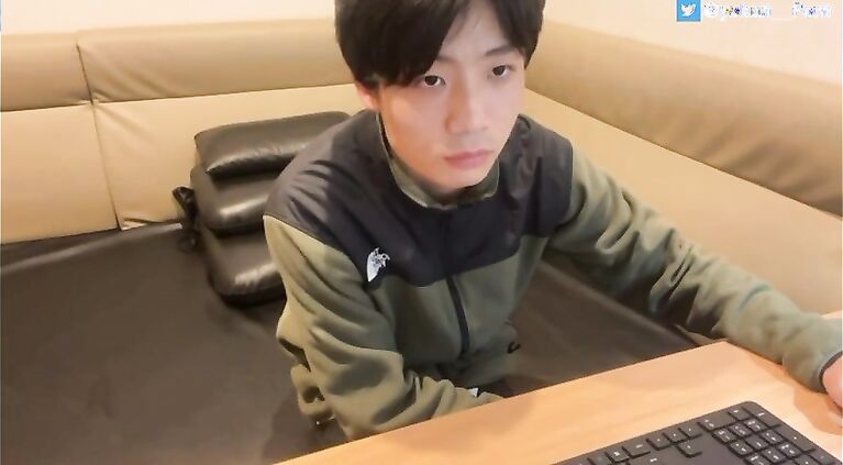 A Perverted College Student Who Was Horny In A Completely Private Room Internet Cafe Became Comfortable And Squirted